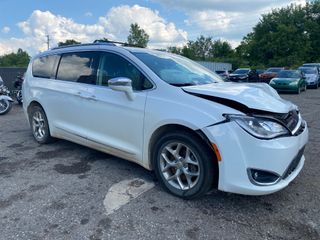 2020 Chrysler Pacifica Limited - Exterior Front Right Corner Image